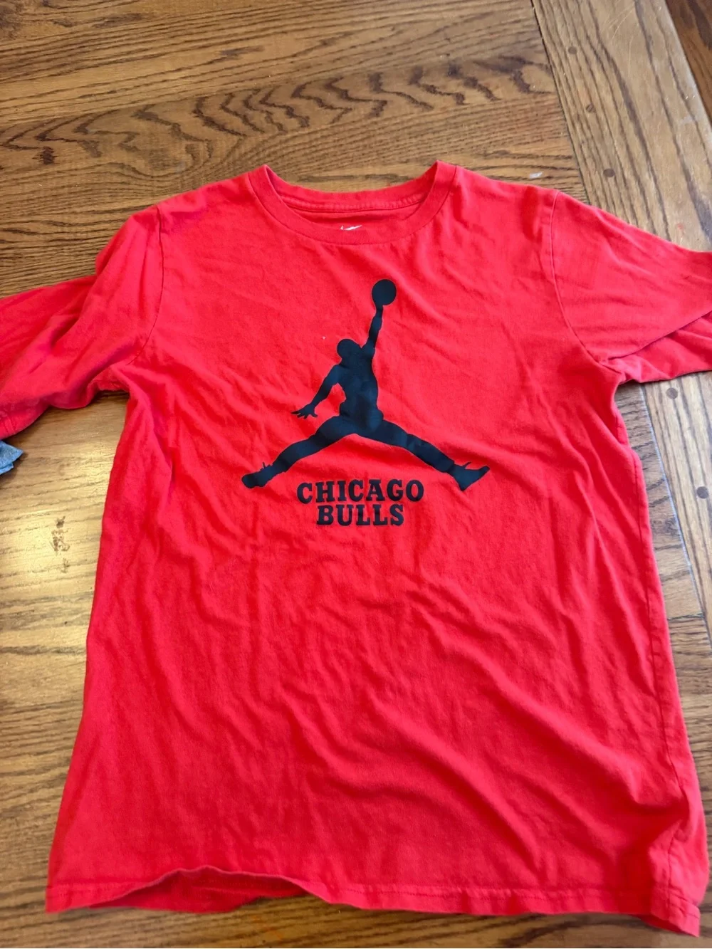 Nike Red Chicago Bulls Graphic Tee - Black Logo